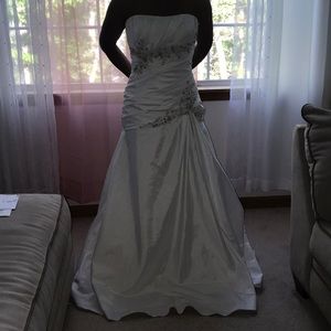 Exclusive Bridals A.C.E Sample Wedding Dress